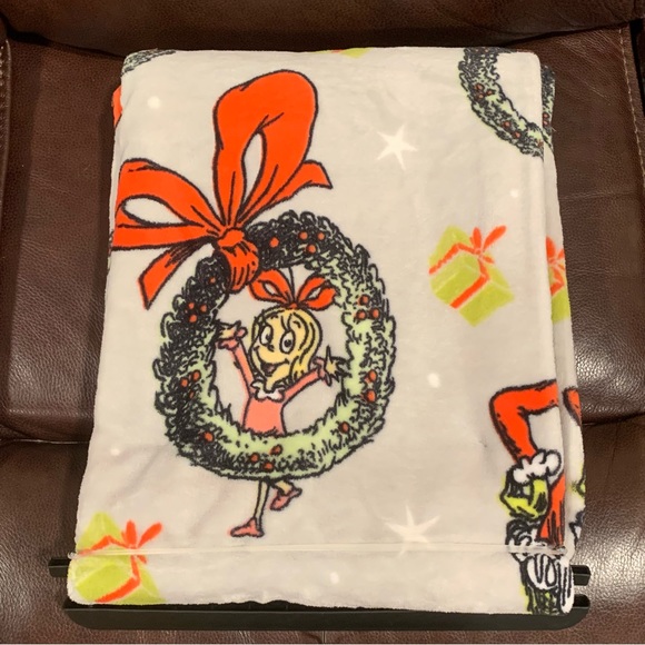 The Grinch with Wreath 50” x 70” Plush Christmas Throw Blanket Cindy Lou Who - Picture 6 of 7
